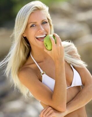 tüdruk sööb õuna, et kaalust alla võtta 10 kg kuus