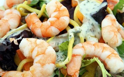 Salat maitsvate krevettide ja köögiviljadega Dukani dieedimenüüs